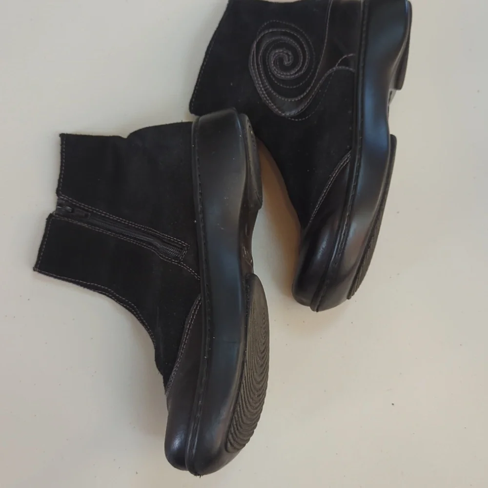 Naot, Oyster, Black Suede/Leather Booties. Sz40/9-9.5 - Picture 4 of 12